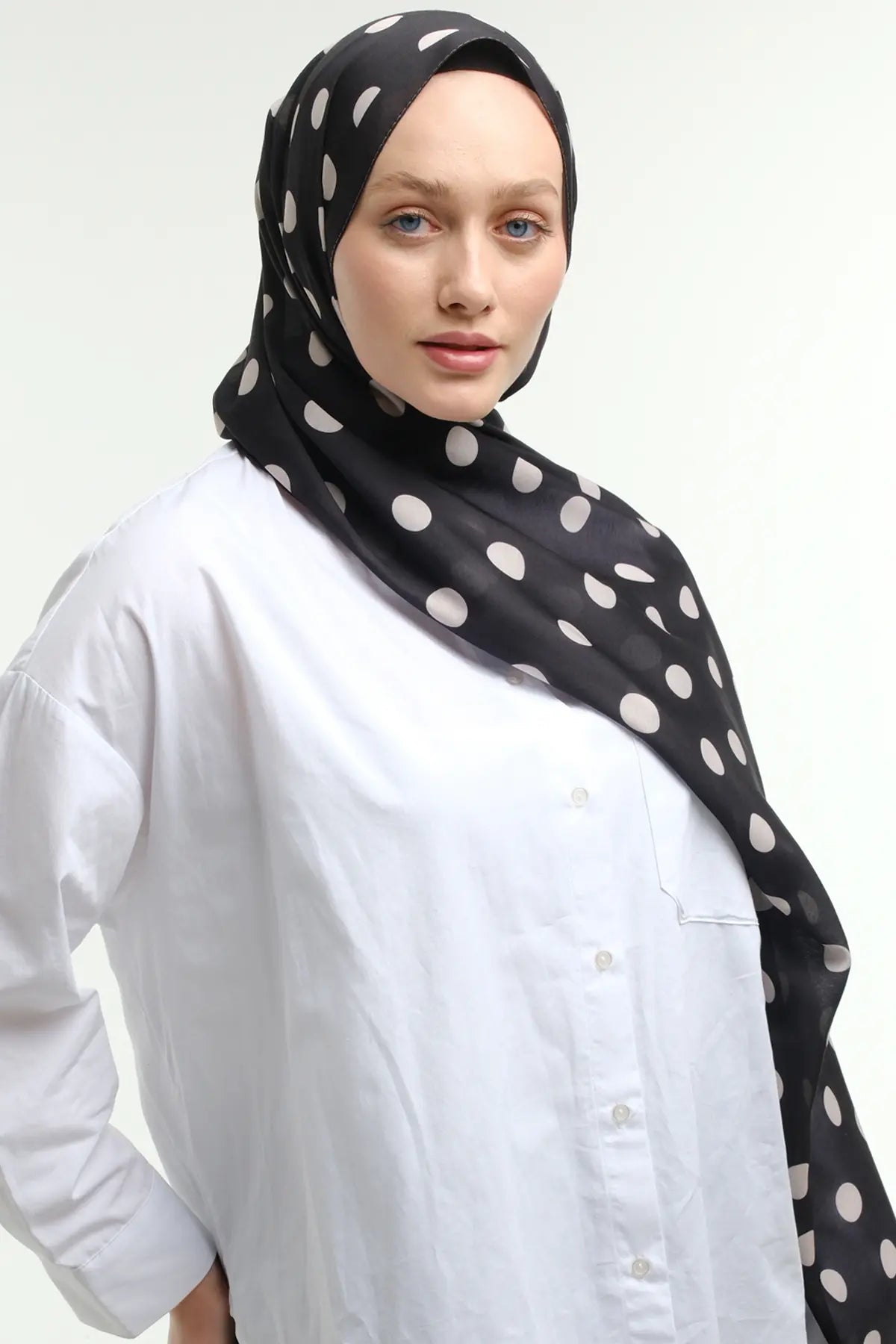 Puantiye Desen Şal - Siyah - Görsel 3